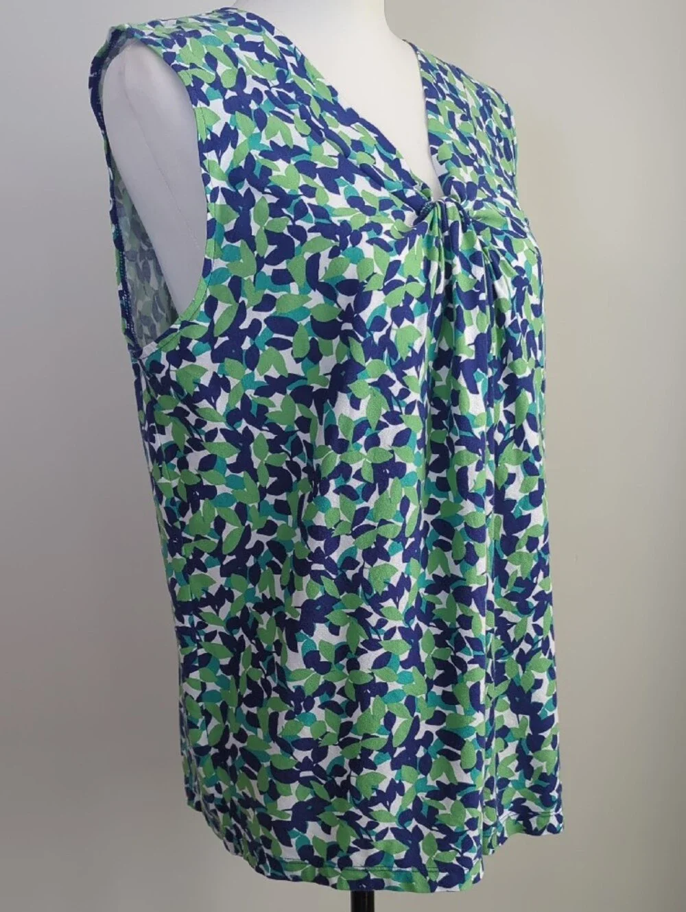Talbots Twist Front Sleeveless V-Neck Blouse Green Blue Confetti Leaf LARGE